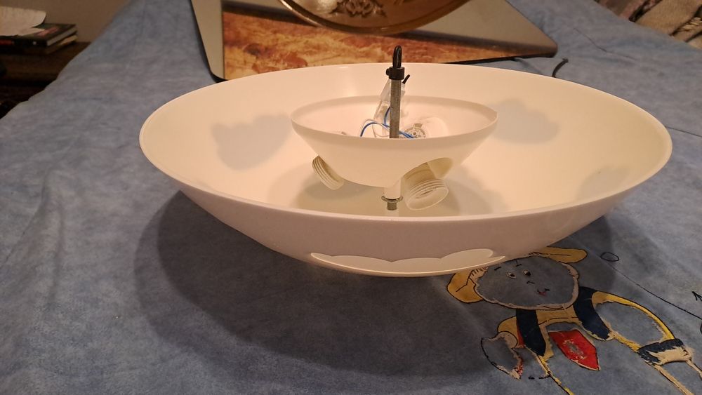 Candeeiro com desenhos de nuvens