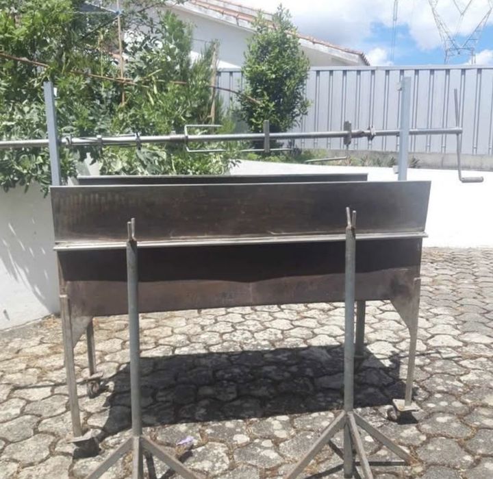 Grelhador a carvao para pernil