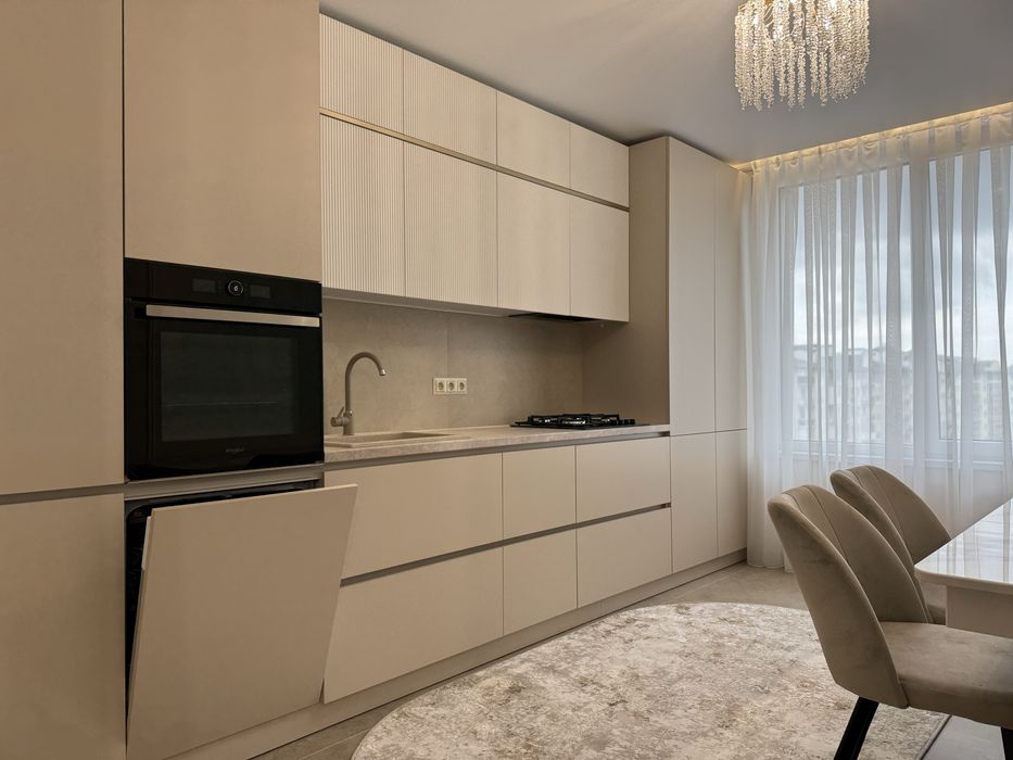 Центр міста, стильна 1.5 кімнатна з меблями та технікою – вид на гори!