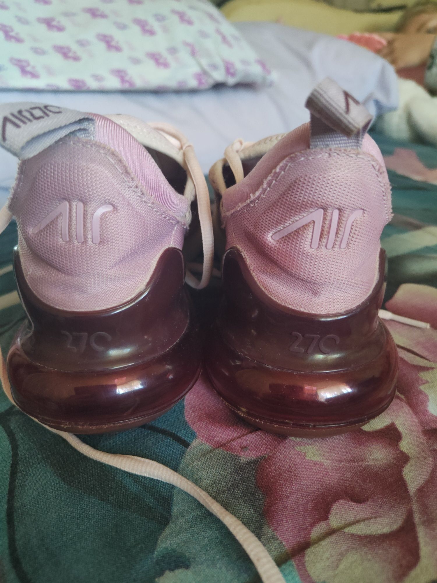 Продам кроссовкиNike AIR MAX 270 
кросовки оригін