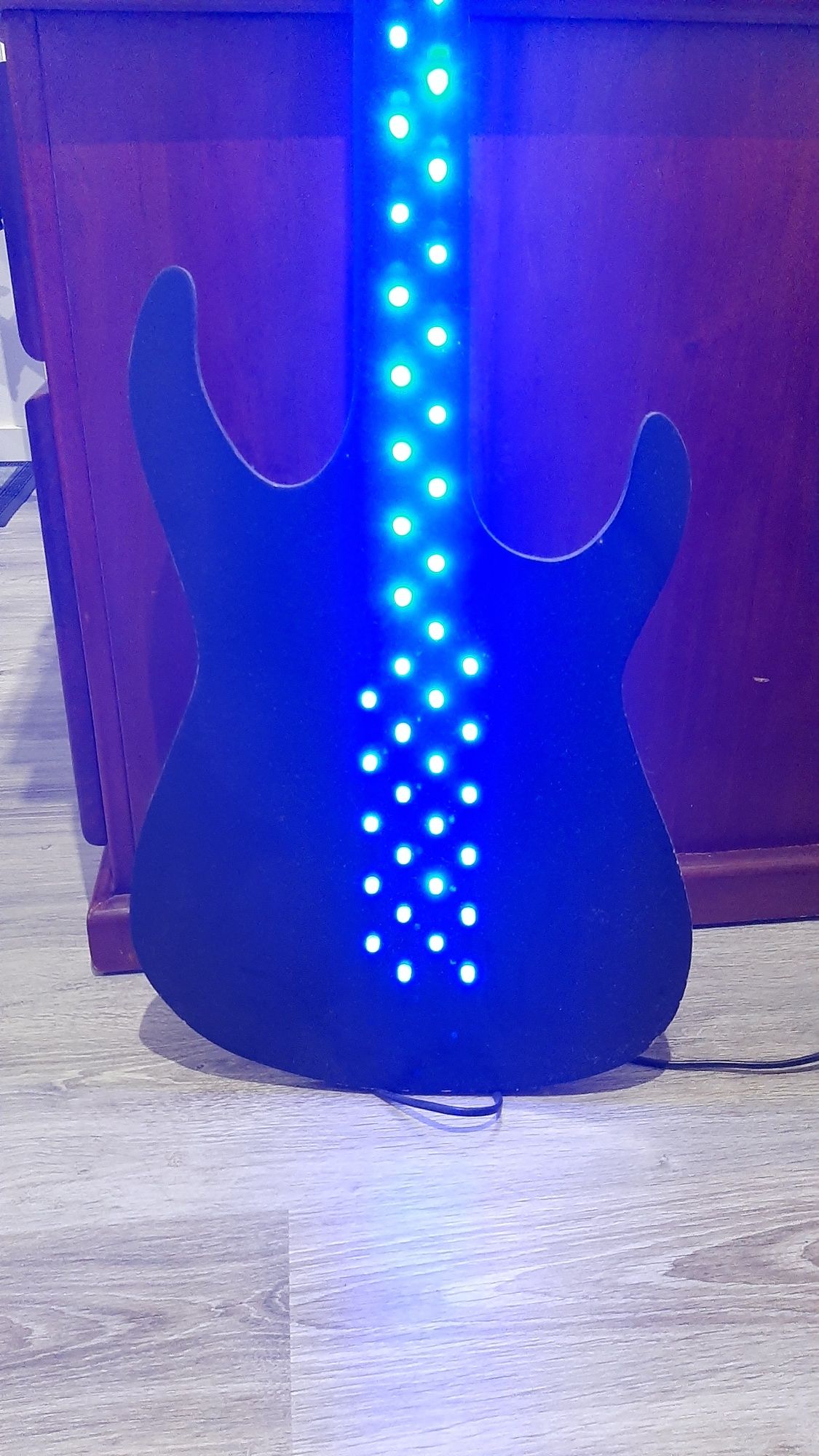 Guitarra decorativa com luz