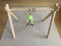 Baby Gym, stojak edukacyjny naturalne drewno, bezpieczny, jak nowy!