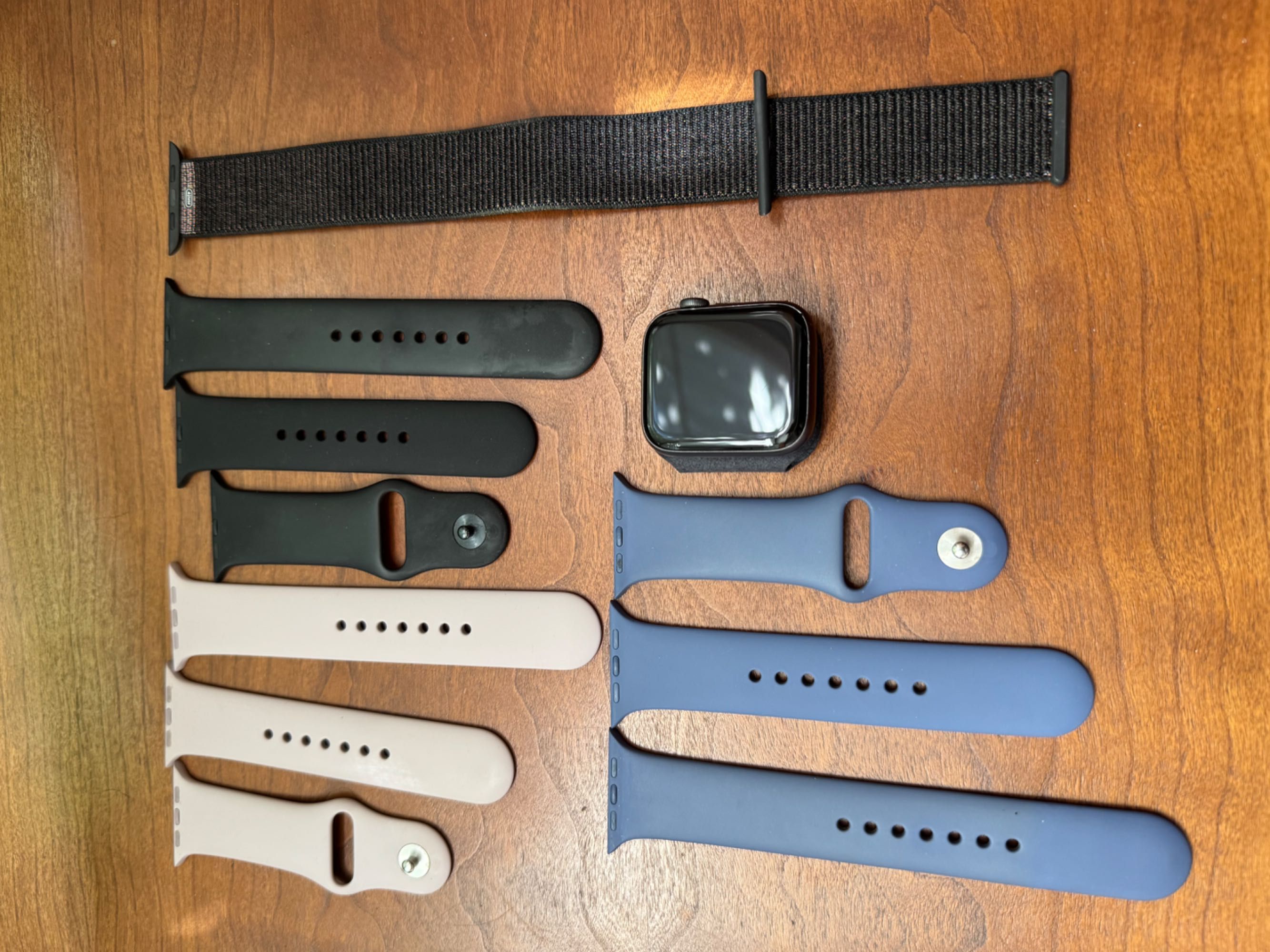 Apple Watch 5, 44mm, zestaw z ładowarką, stojakiem i 4 paskami