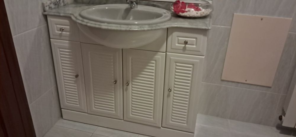 Wc completo em tons de cinza