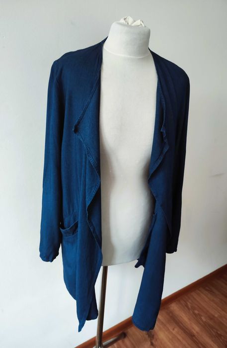 Lekka i stylowa, chabrowa narzutka marki H&M w rozmiarze M/38