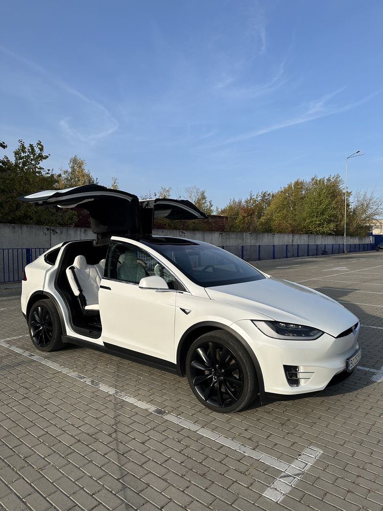 Tesla M X 09 2018