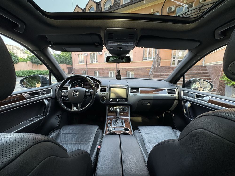 Свіжопригнаний Volkswagen touareg Fl з  історією обсл на оф сервісі.