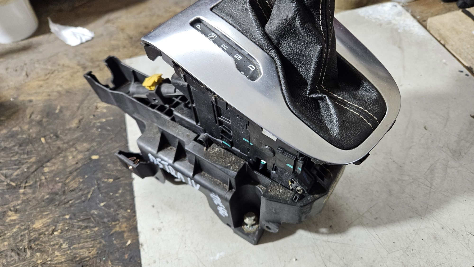 Mechanizm lewarek wybierak skrzyni biegów automat opel astra j IV