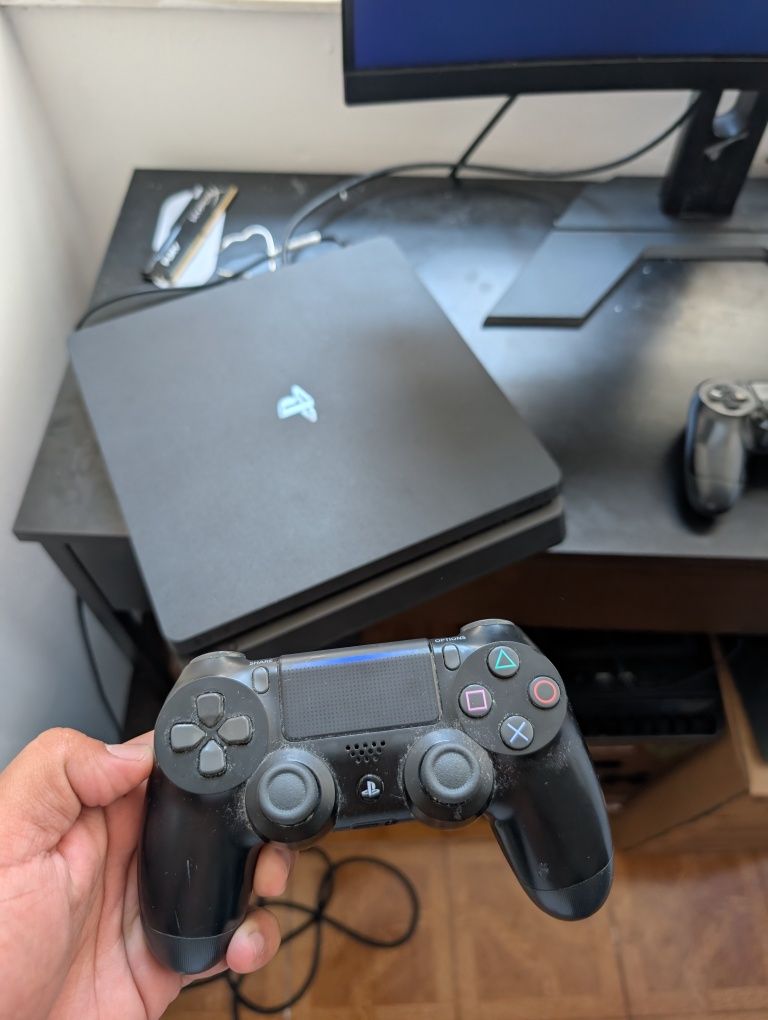 PlayStation 4 Slim 1TB / 2 Comandos / Semi novo