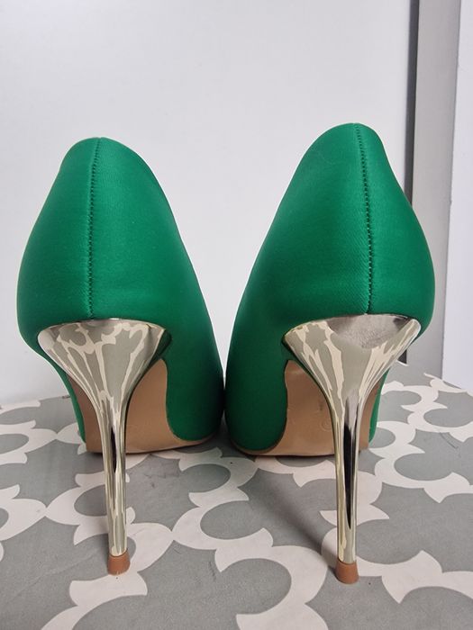 Szpilki zielone z klamrą z cyrkoniami