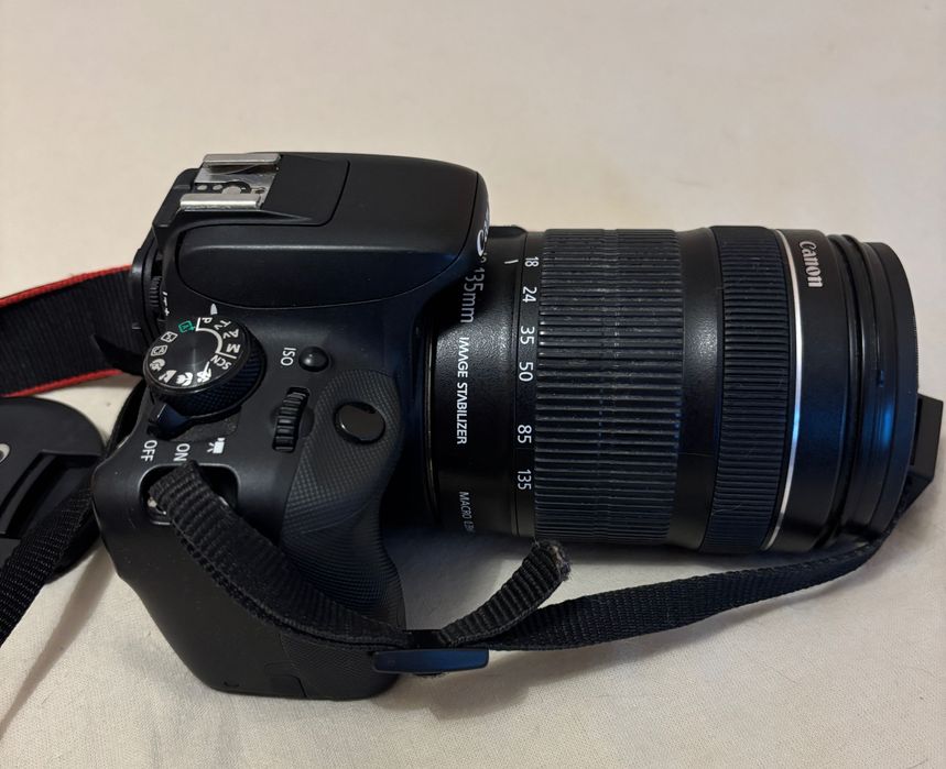 Máquina fotográfica Canon EOS 100D c/ objetiva 18-135mm e acessórios