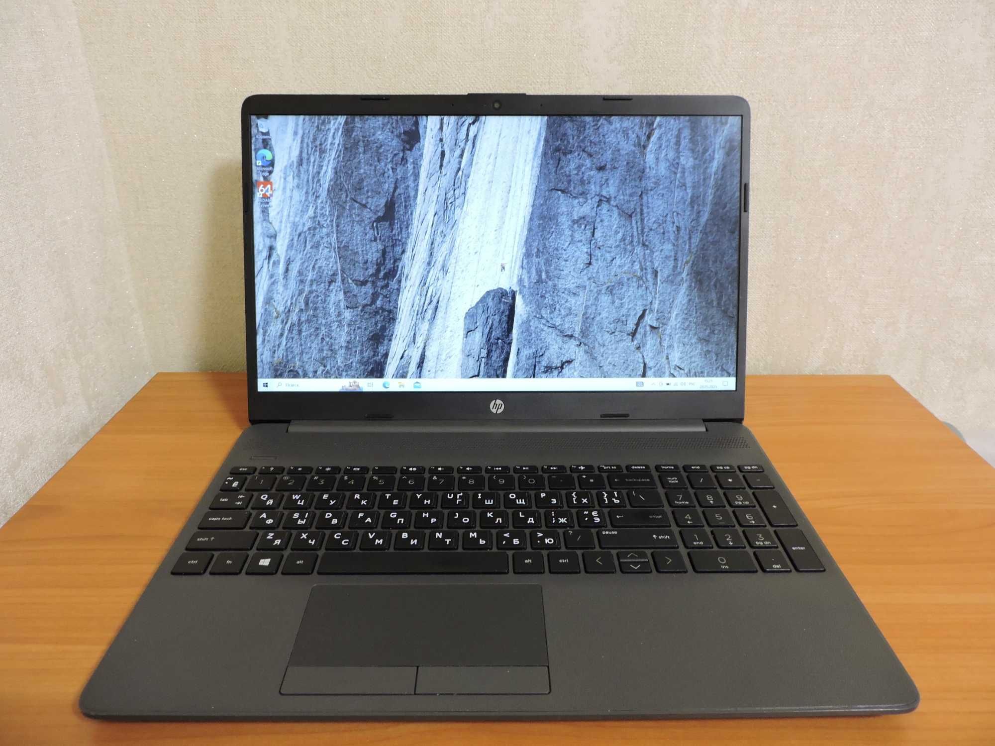 HP 250 G8/15.6" FHD IPS/Ryzen 5 5500U/ОЗУ 8Gb/SSD 256Gb/Vega