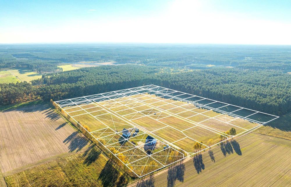 Działka budowlana przy lesie.