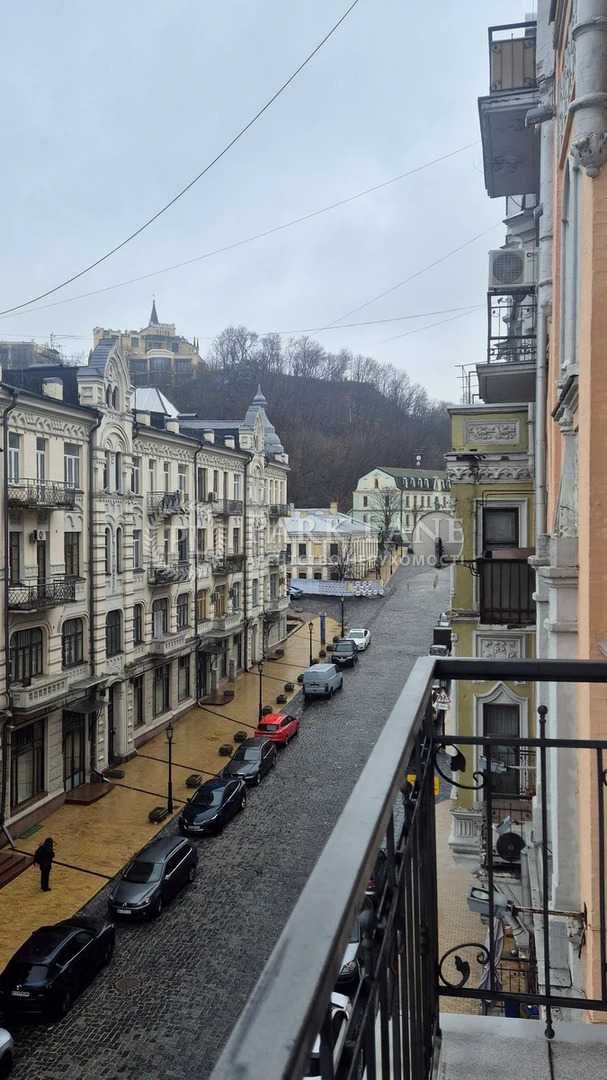 Продаж 1к квартири на Андріївському узвозі Київ центр історичний Поділ