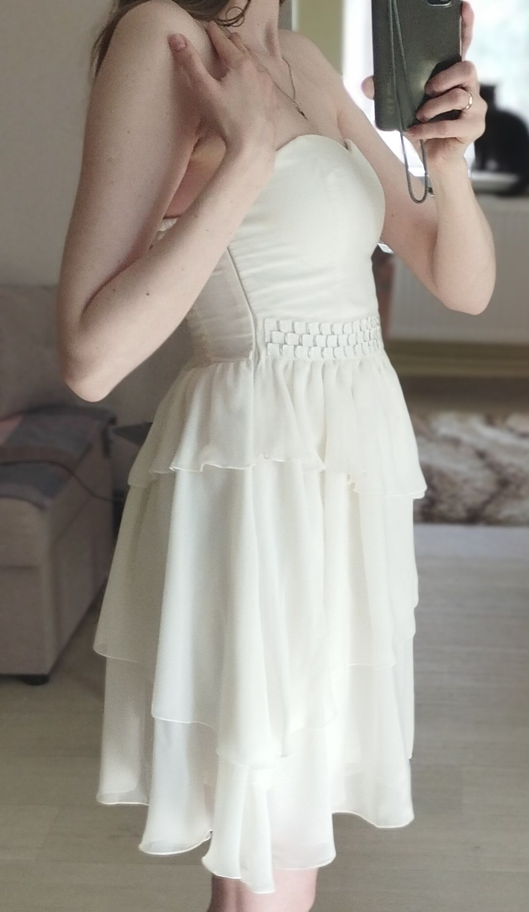 Сукня біла, випускна, можливо як весільна