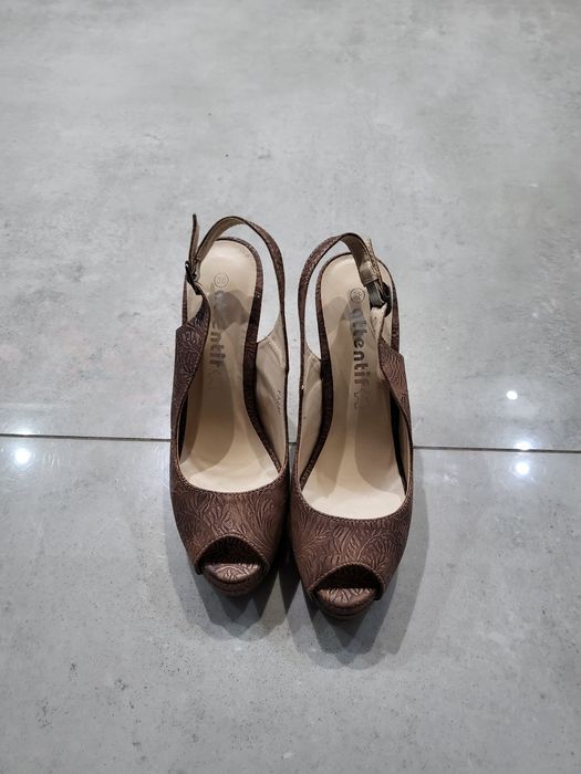 Sandałki na obcasie I platformie 38