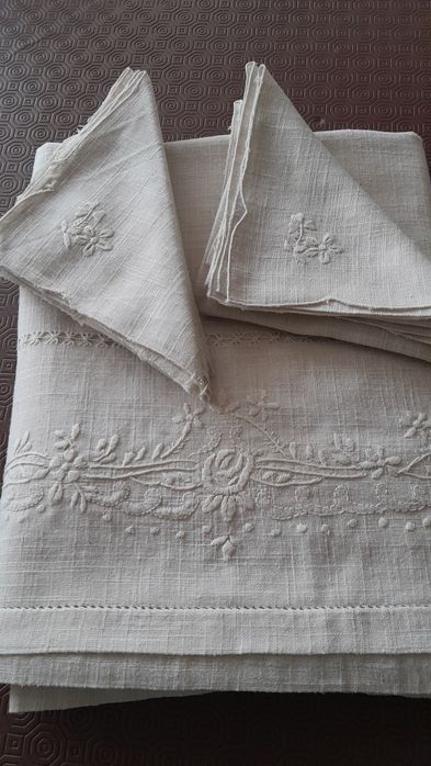 Toalha em linho e bordada.