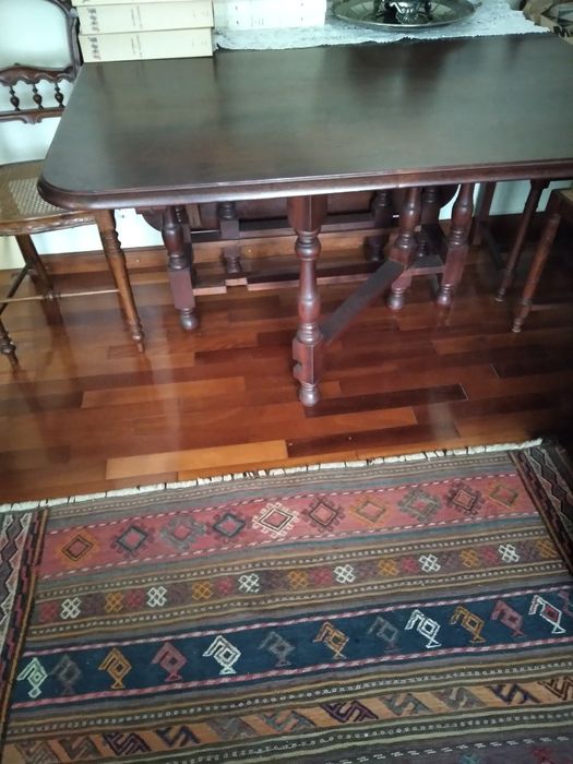 Mesa de madeira maciça 

Estado novo.

1.