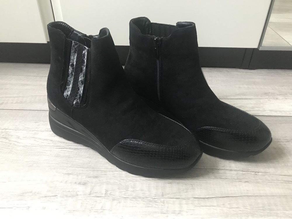 Czarne buty na koturnie botki
