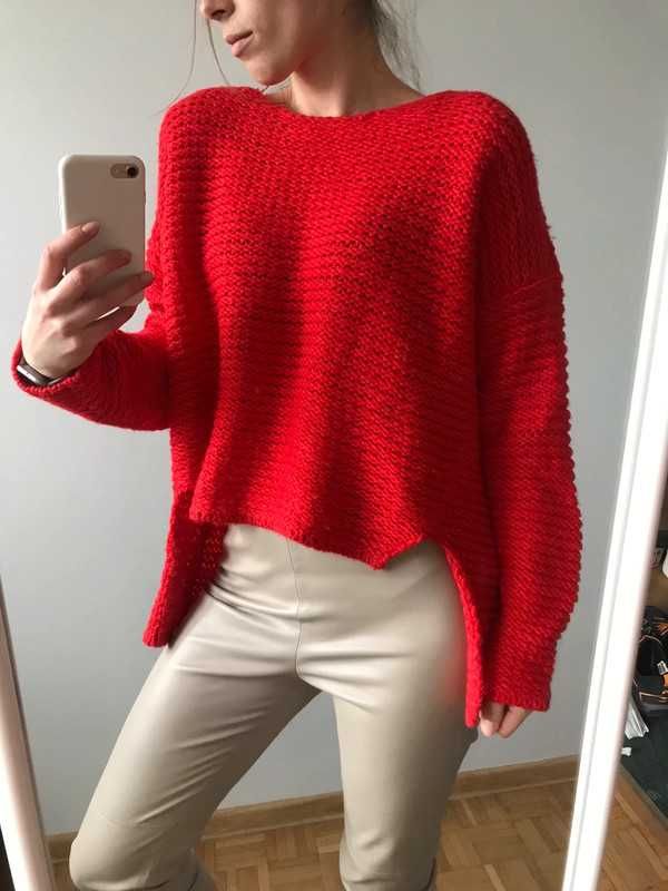 Czerwony miły sweter z rozcięciami
