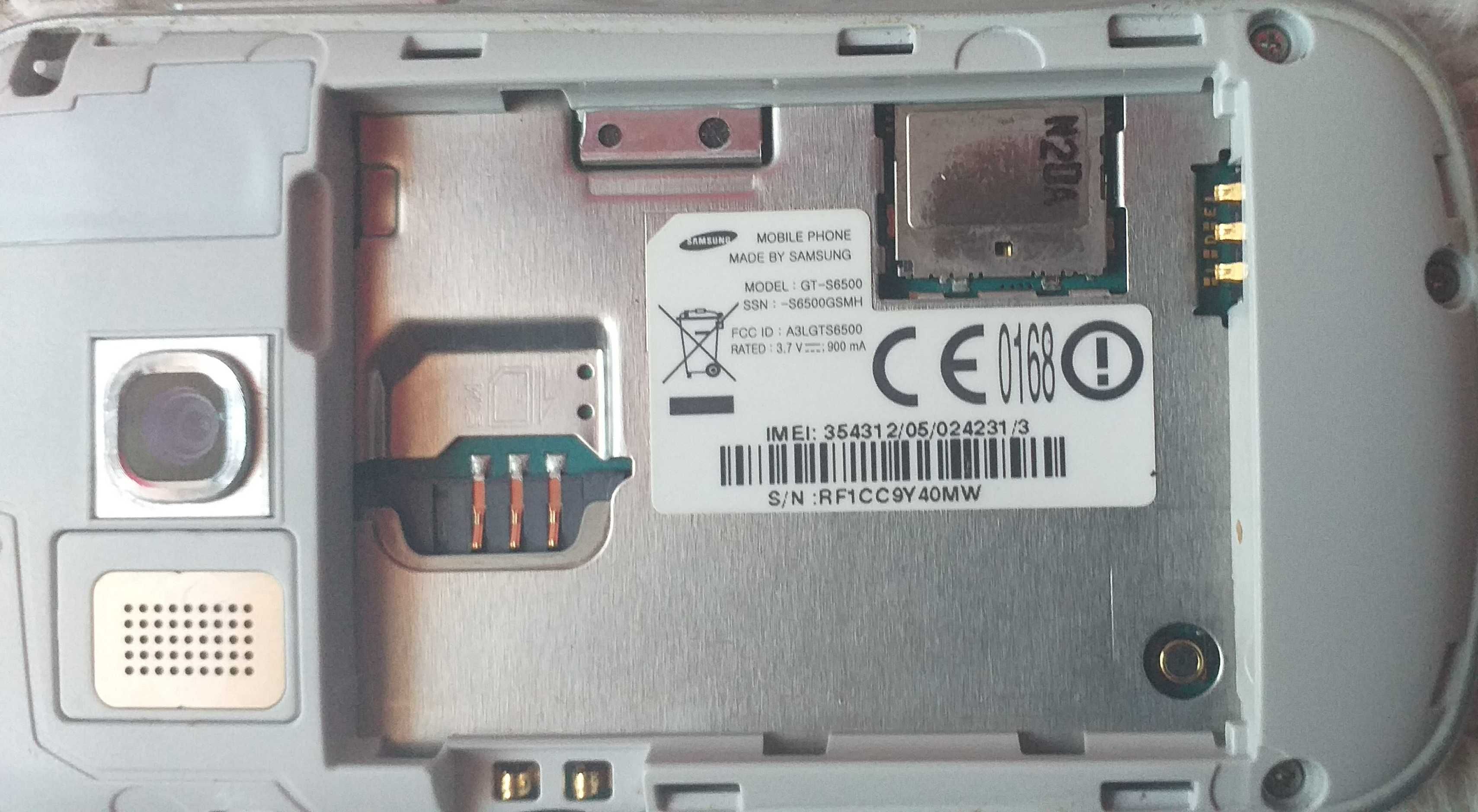 Dwa uszkodzone telefony i ładowarki
