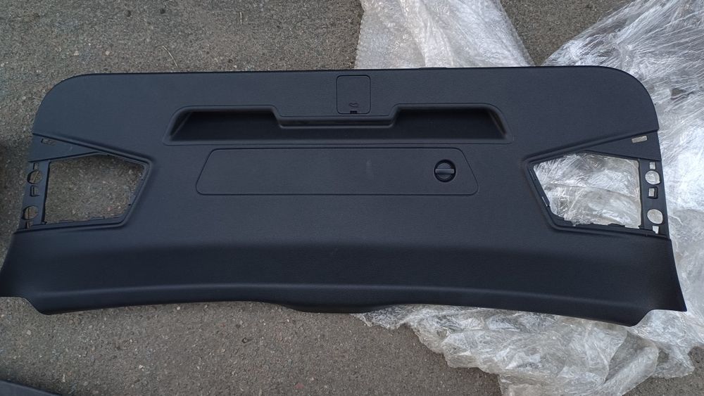 Пластикова обшивка кришки багажника Audi Q3 83a 83A867979.