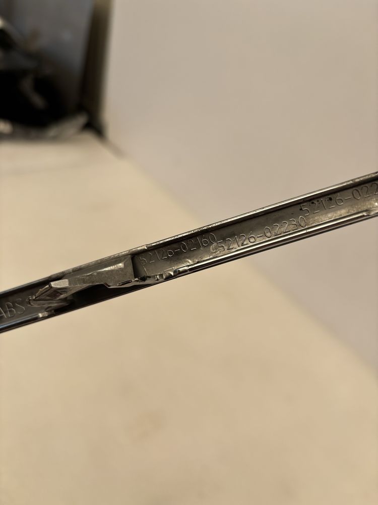 Toyota Auris II 2 lift 12-15 lewa kratka ramka zderzaka przód chrom
