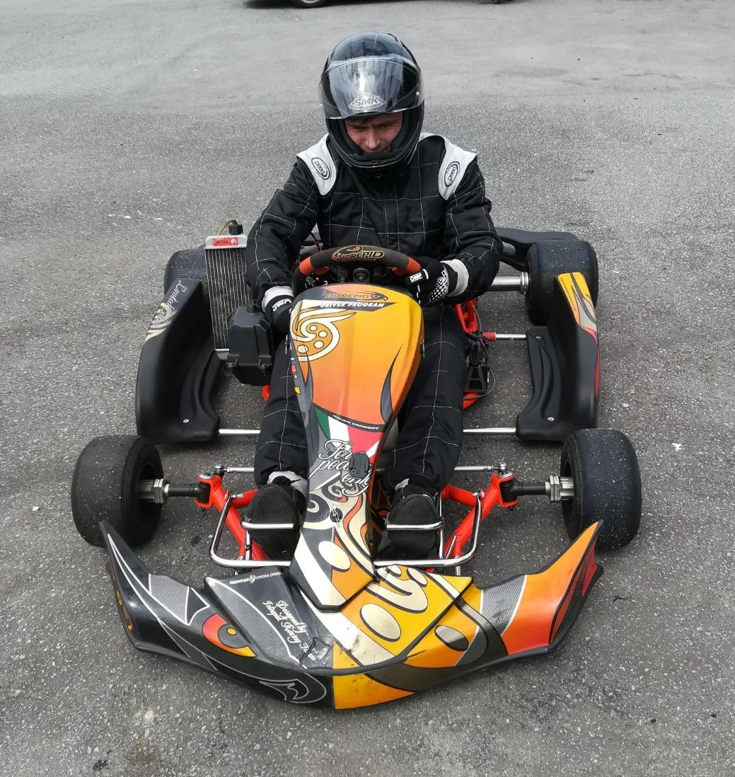 2 kartings, 1 PCR e outro Intrepid.