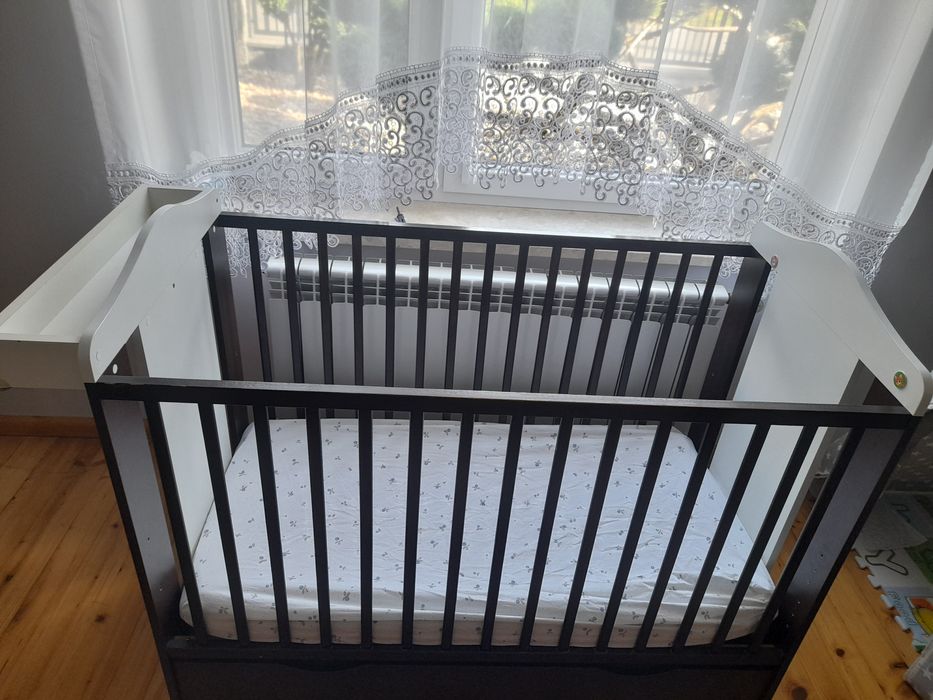 Łóżeczko niemowlęce z szuflada i materacem