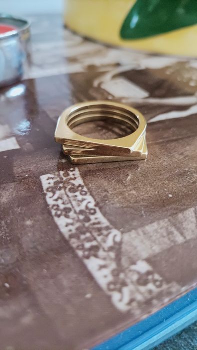 Anel em aço dourado.