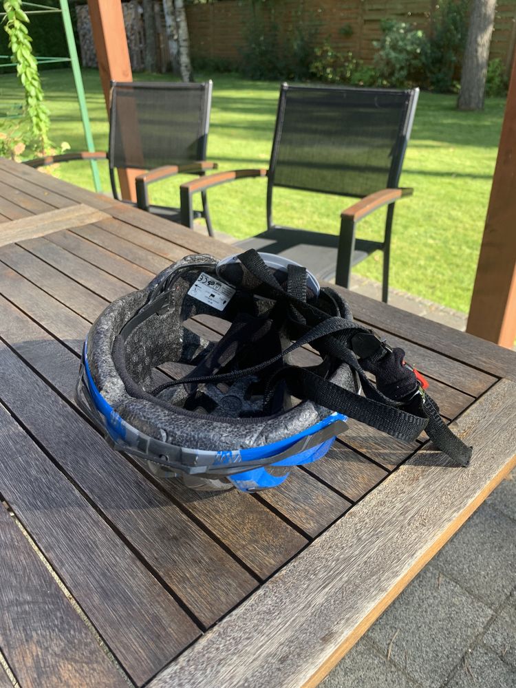 kask rowerowy niebiesko szary
