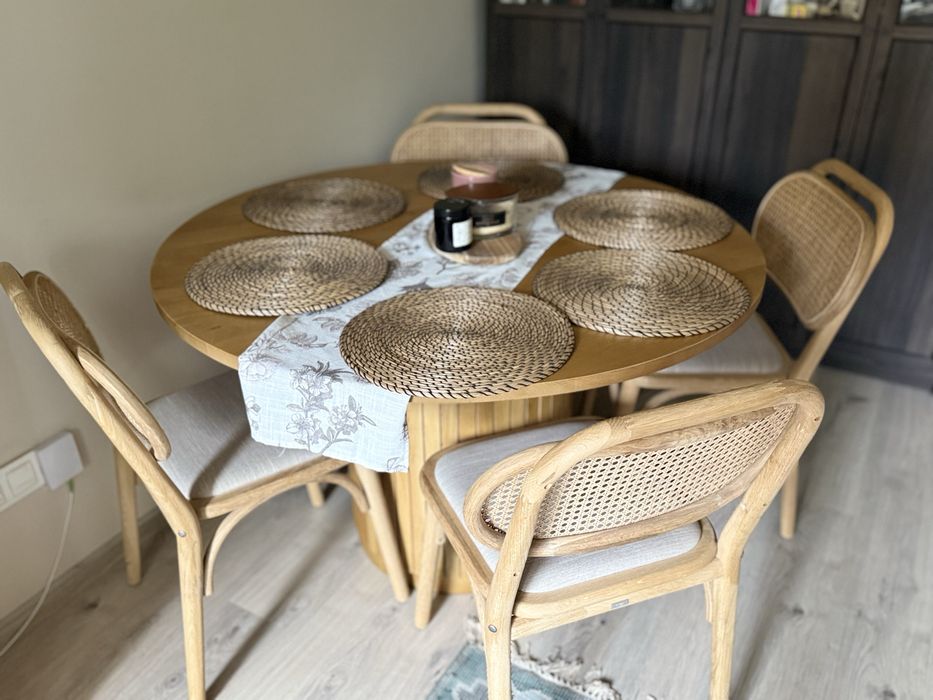 Zestaw stół plus 4 krzeselka Kave Home