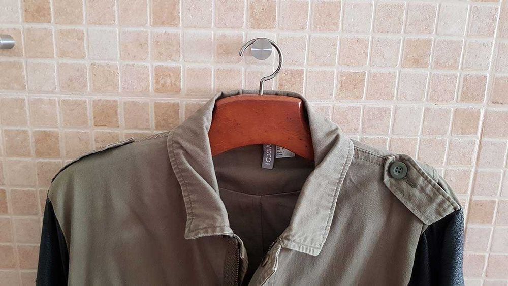 Blusão motorbike verde cáqui com mangas em napa preta vários bolsos