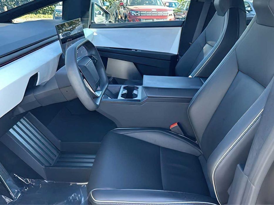 Tesla Cybertruck Crew Cab      2024