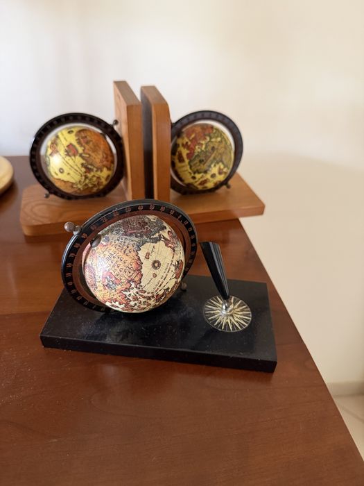 2 cerra livros com globo + suporte caneta com globo e rodam