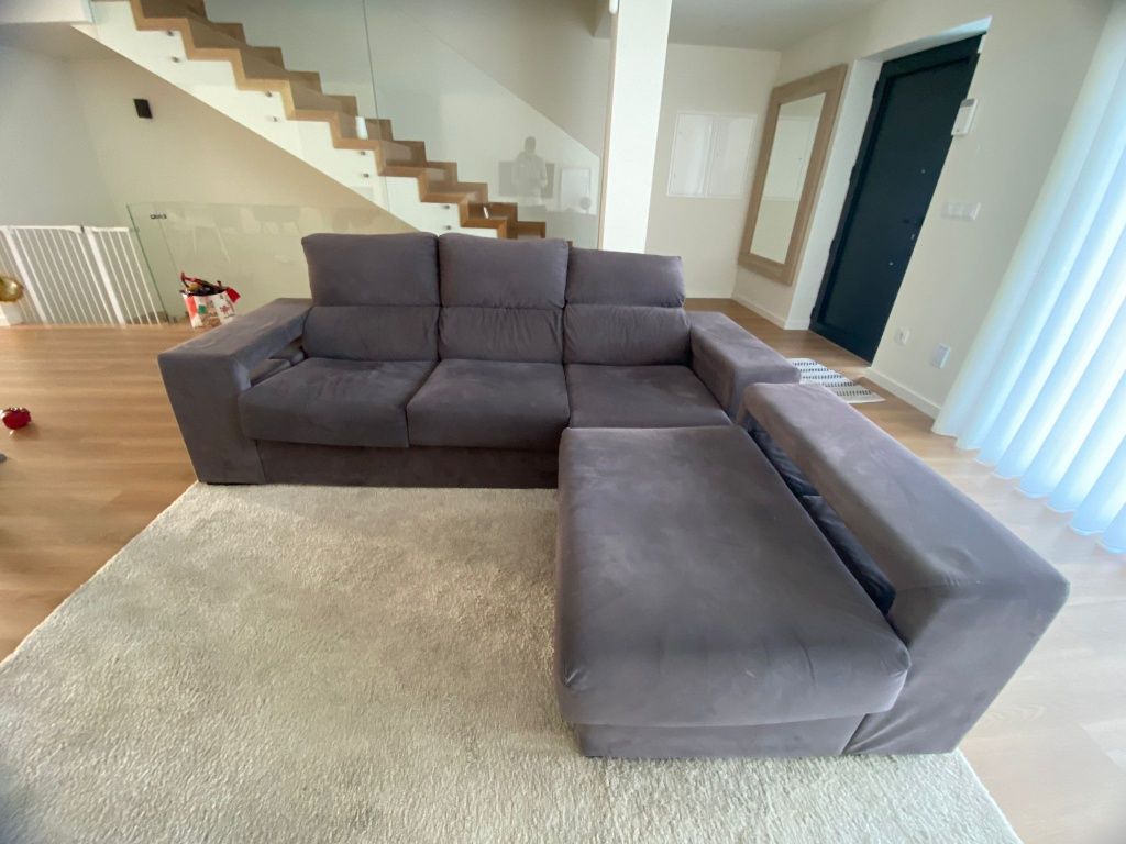 Sofa de veludo cinza