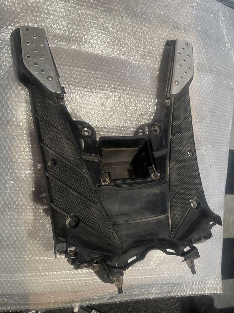 Podłoga Yamaha Zuma YW50 Osłona Dolna Mocowanie Plastik V135