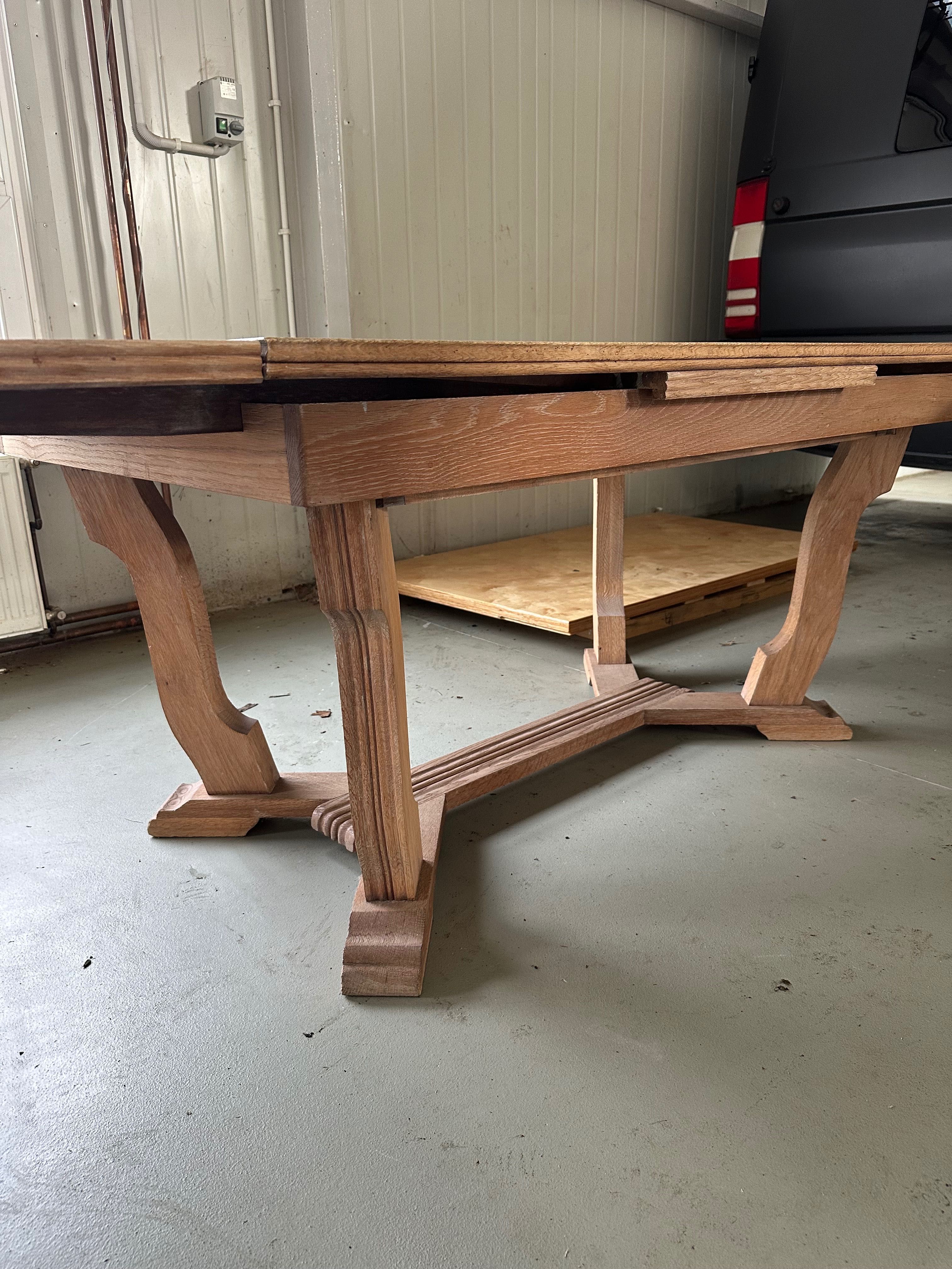 Solidny, drewniany stół – unikatowy design
