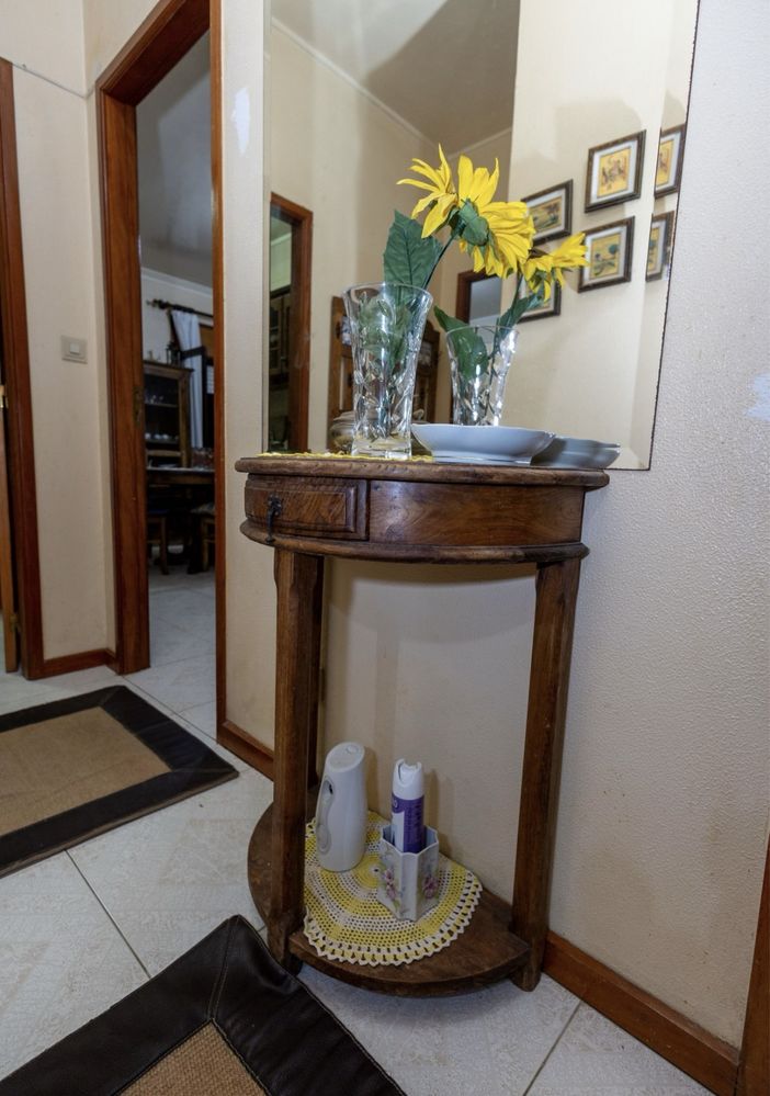 mesa com bancos e movel entrada
