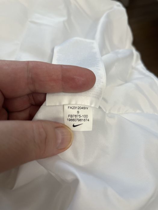 Продам женскую длинную куртку-пальто Nike