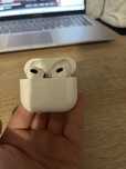 3 Airpods white.