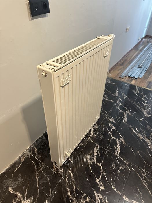 Grzejnik scienny bialy