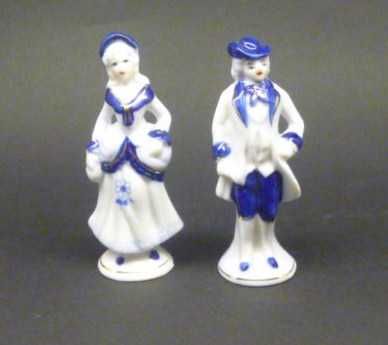 Figurki porcelanowe w strojach dworskich z PRL-u.