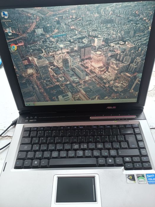 Асус а 6 м 1.6 проц 2 ОЗУ . жёсткий на 80 гб.видеокарта 6100
микрофон