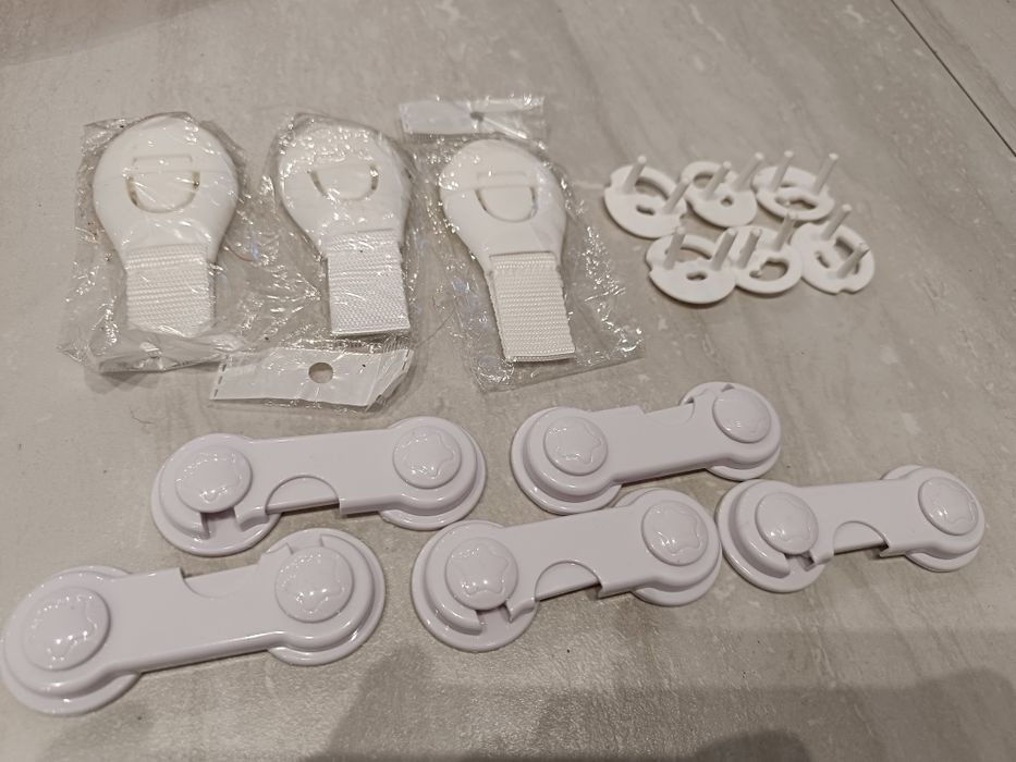 Zabezpieczenia szafki i kontaktów przed dziećmi