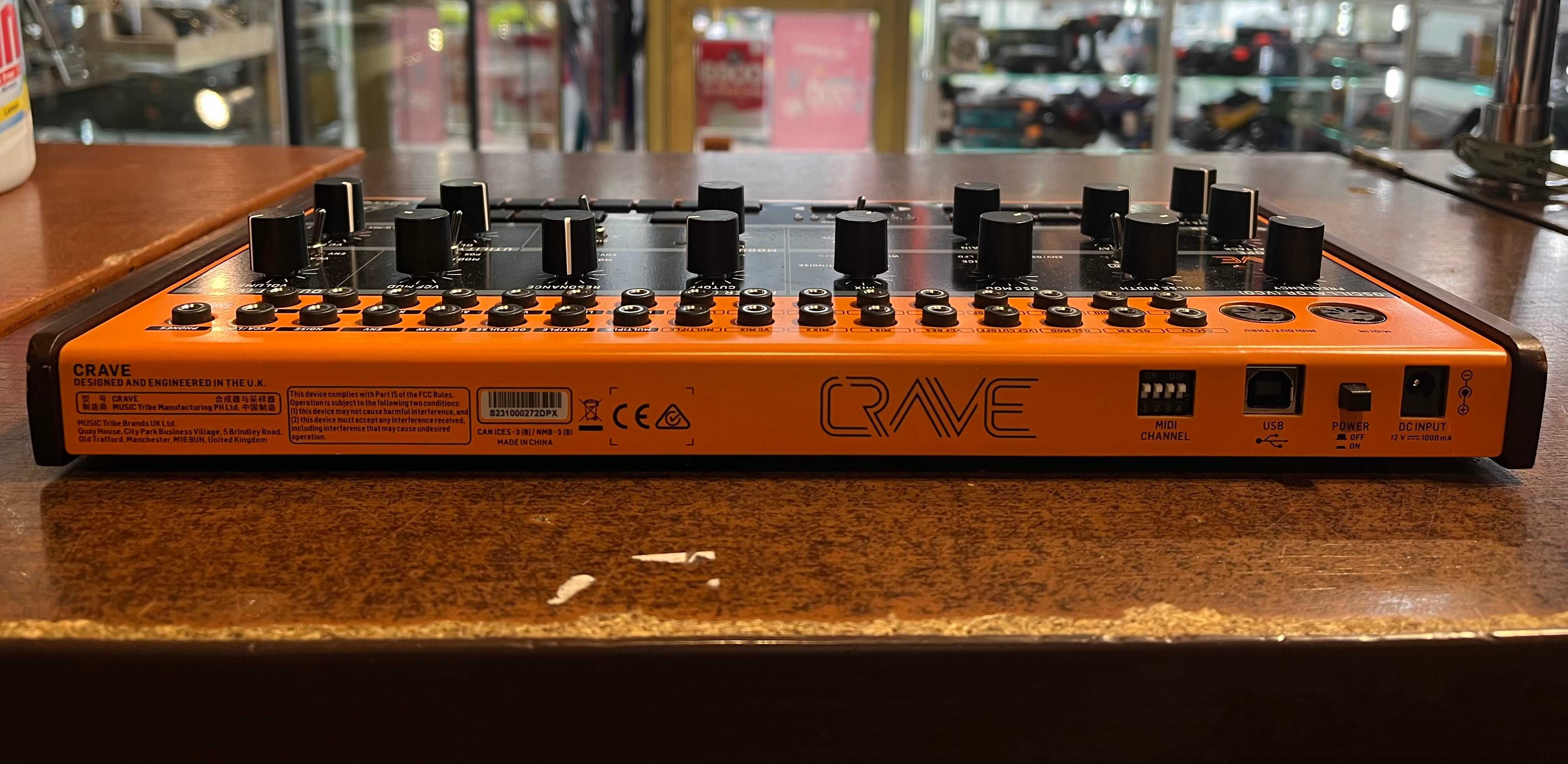 Semi-modularny syntezator analogowy Behringer Crave