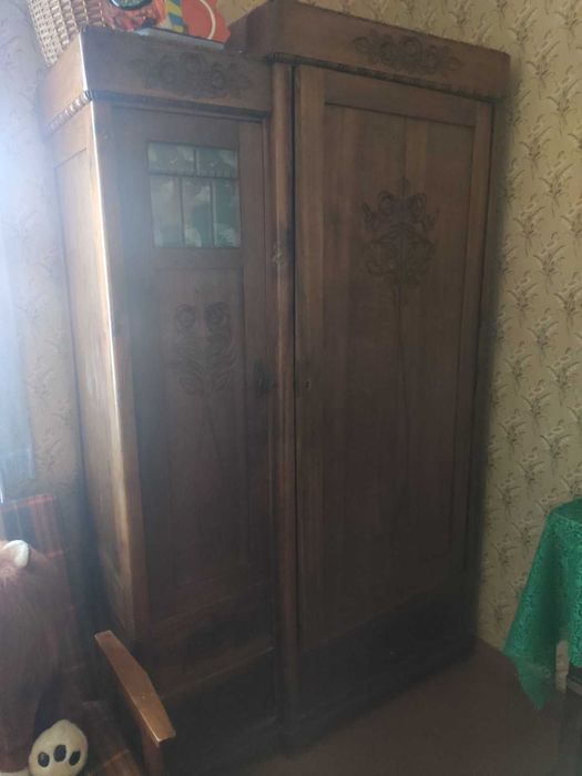 Продаю старовинну антикварну шафу з дуба з різьбою ручна робота
