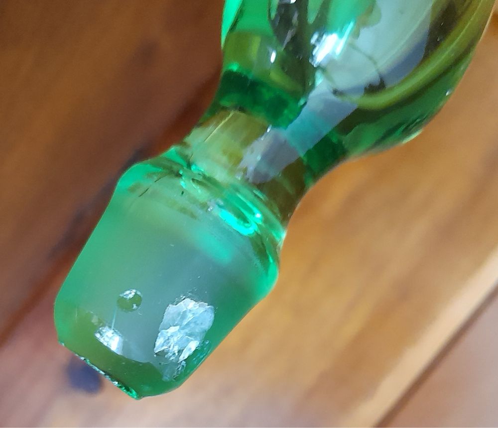 Garrafa licoreira antiga de vidro verde lapidada com tampa de vidro