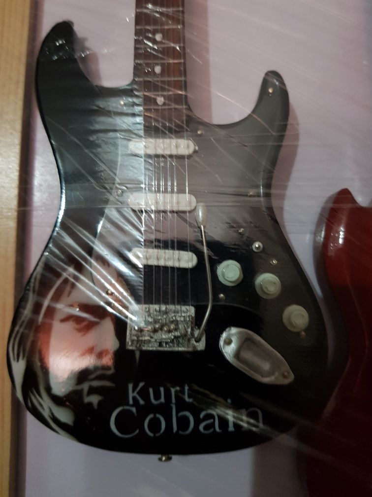 Vendo coleção de guitarras miniatura