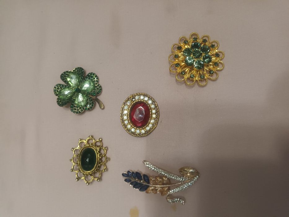 Pregadeiras/ alfinetes de peito